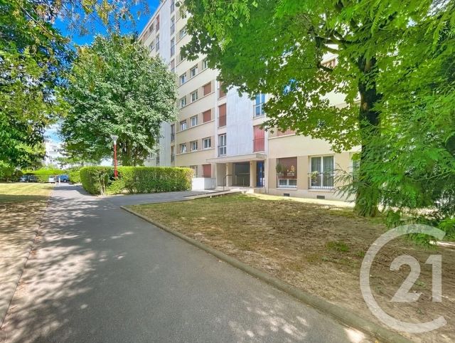 Appartement F2 à vendre - 2 pièces - 54.17 m2 - FRESNES - 94 - ILE-DE-FRANCE - Century 21 Eureka