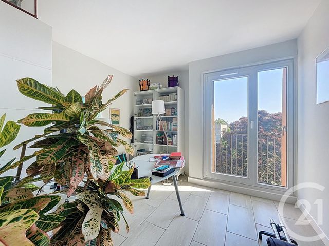 Appartement F5 à vendre - 5 pièces - 84.42 m2 - FRESNES - 94 - ILE-DE-FRANCE - Century 21 Eureka