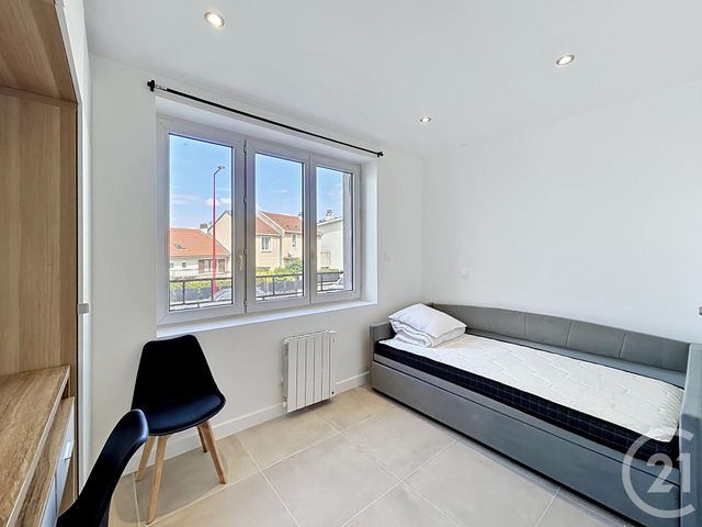 Appartement F1 à louer - 1 pièce - 13.09 m2 - FRESNES - 94 - ILE-DE-FRANCE - Century 21 Eureka